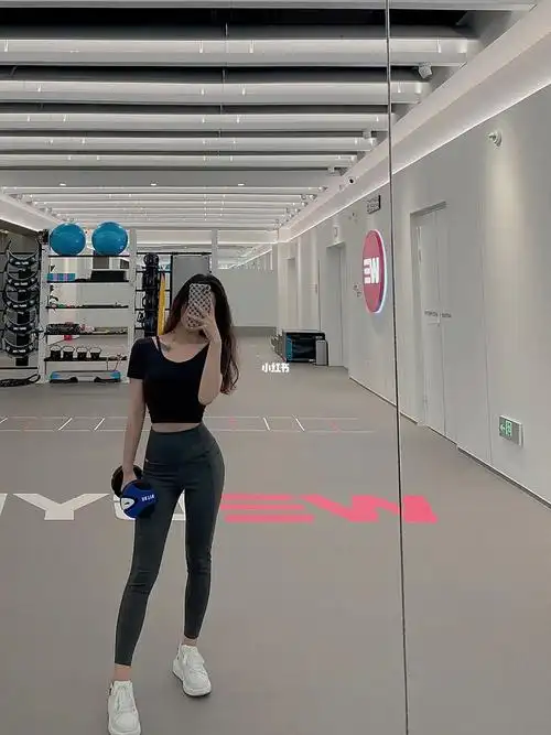 健身房对镜自拍姿势|瑜伽球91