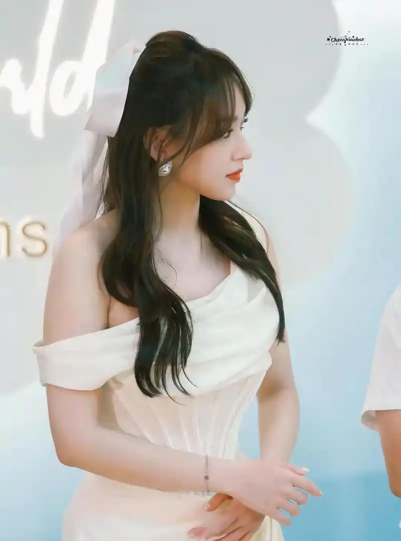 程潇白色露肩长礼服活动照合集