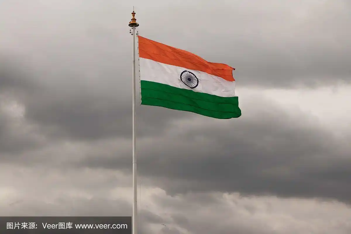 印度国旗高高飘扬在旗杆上