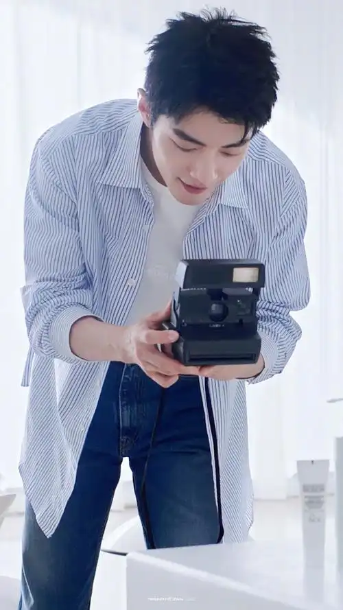 肖战新大片造型身穿条纹蓝衬衫