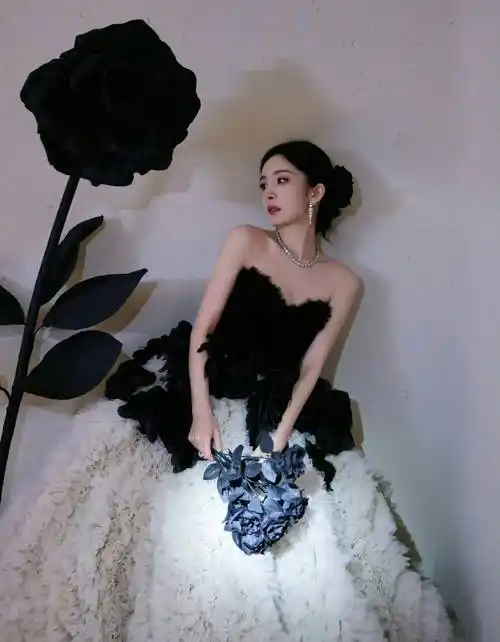 吴宣仪大胆突破,美人鱼造型好性感白色小