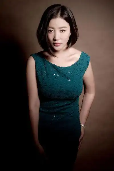 王沫溪赶拍《生死翻盘》 戏里吃尽爱情苦头