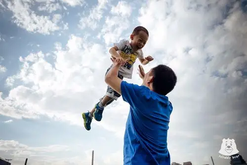 妈妈好羡慕,爸爸抽空陪宝宝玩把娃乐坏了|宝宝|孩子|爸爸们_新浪新闻