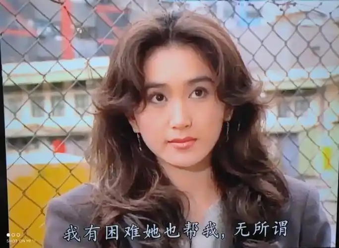昨天在埋堆堆看了92年的港剧『火玫瑰』里面的温碧霞真的太美了,穿搭