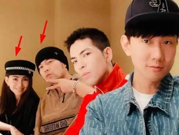 昆凌夫妇一起打球周杰伦甘当绿叶蹲地上摆pose太宠老婆