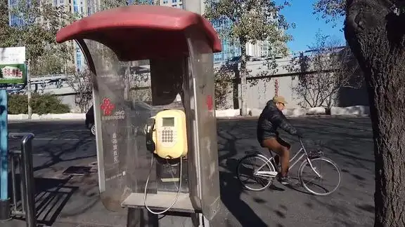 这样的公共电话亭你还记得吗它见证了多少80后的爱情时光