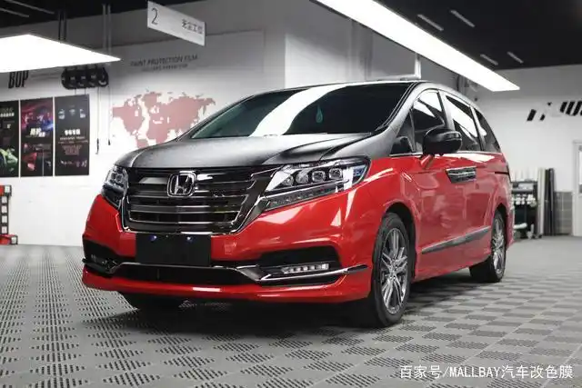 艾力绅搭配上这"红与黑"的双拼色 让"隔壁"的奥德赛急哭了