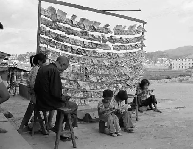 老照片昔日街头的小人书摊