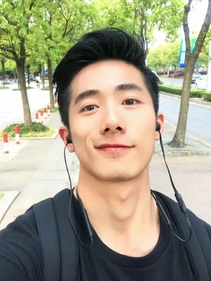 浓眉大眼型小鲜肉,网友:帅哥,可以做我的男朋友吗?