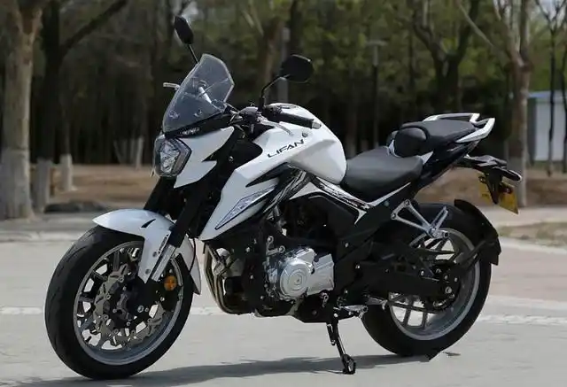 售价2万多,解析力帆首款双缸街车,百公里加速9.5秒,极速135km