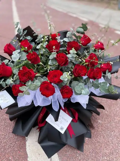 守护生活里的柴米油盐事～#一束花的仪式感  #高原红玫瑰  #表白花束