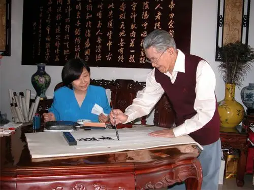 p data-id="gnwhfdc2p2">路洁,女,1958年生,主任中医师.