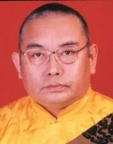 拉卜楞寺现任寺主主嘉木样·洛桑久美·图丹却吉尼活佛,1948年生,青海