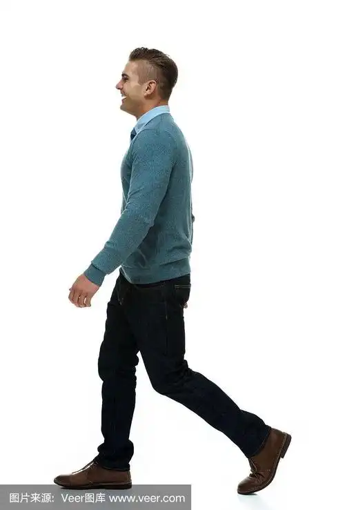 侧面的快乐的年轻人走