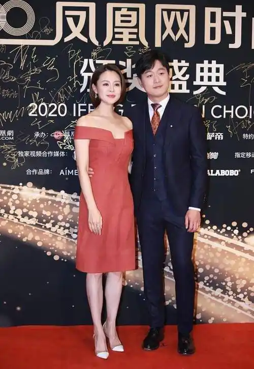佟大为妻子关悦好大气啊穿红色礼服看着很端庄和佟大为真般配