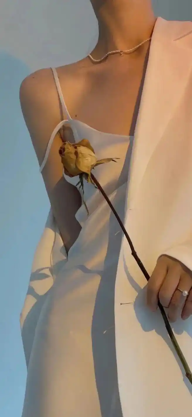 壁纸 她们说我冷漠,强势  说我捂不热  我突然想起来 很 - 抖音