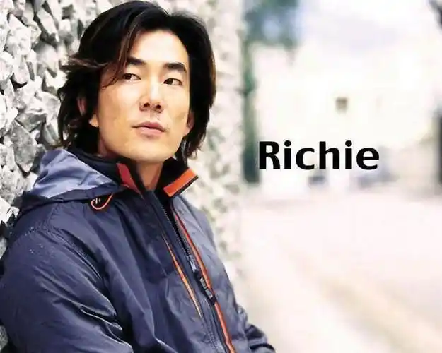 是任贤齐的代表作之一,发行于1998年,那时的任贤齐还很年轻,皮衣长发