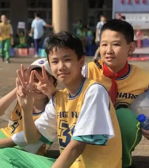 年度最帅小学生走红,长了一张主角脸,网友表示:好想等他长大_网易订阅