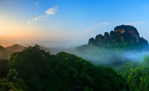 梅州五指石为省级风景名胜区,位处闽,粤,赣三省相交处的平远县差干镇.