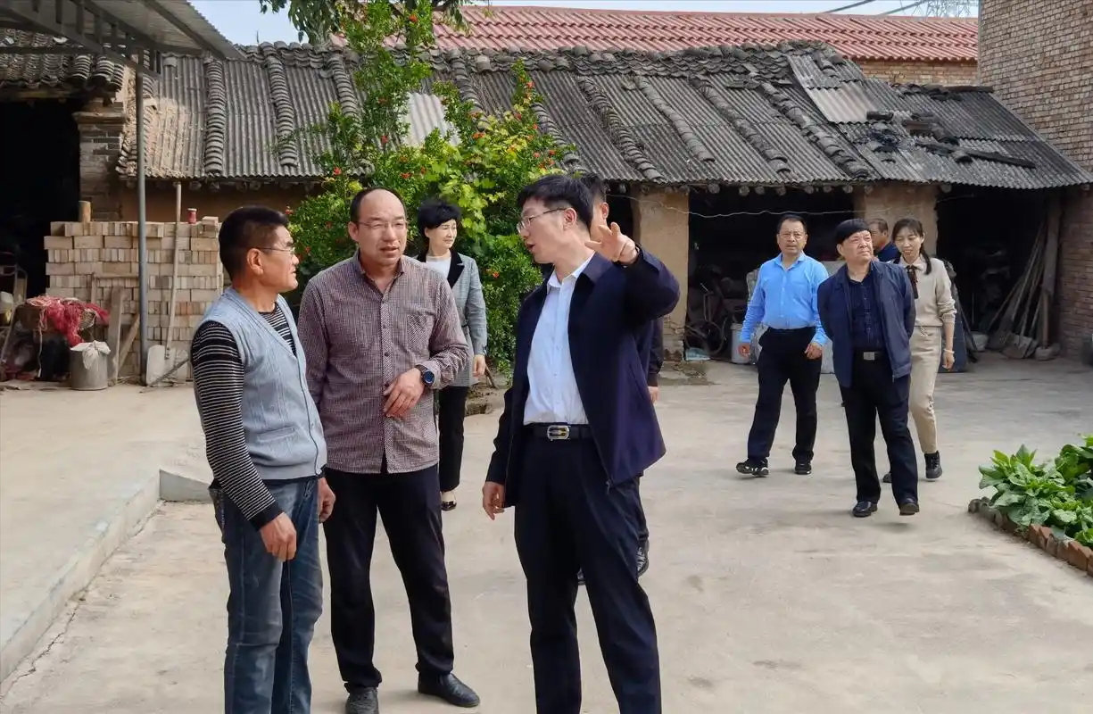 荆富功到闻喜县坑东村调研乡村振兴和疫情防控工作