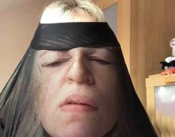 外国姑娘买家秀笑哭网友领口头都过不去的衣服怎么穿