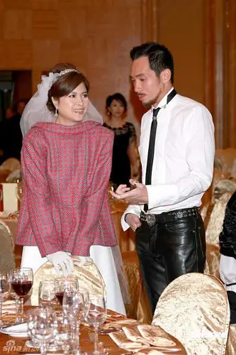 幻灯图:邵美琪披婚纱露幸福笑容 与新郎陈豪显默契_高清图集_新浪网