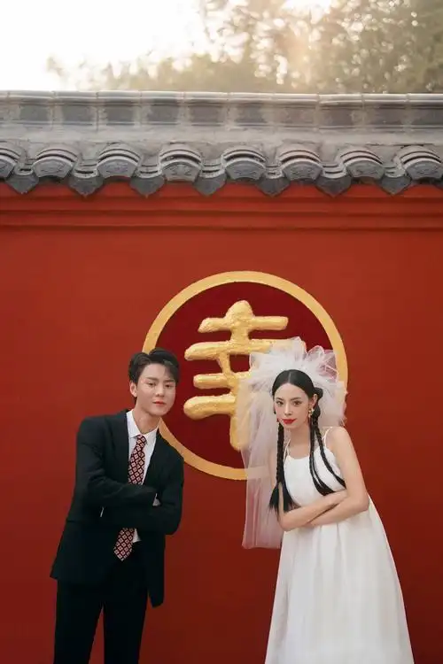 心动一百次 氛围感upupup拉满的红墙婚纱照