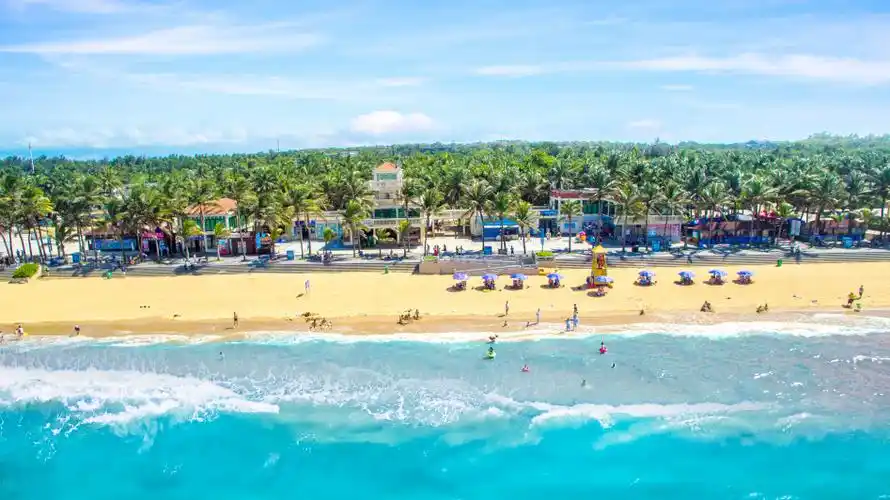 位于海口西海岸的假日海滩