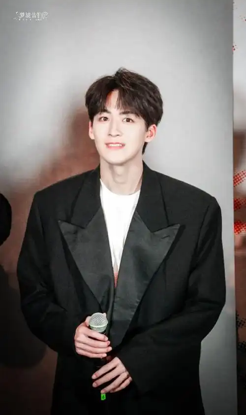 何洛洛欢迎来到麦乐村