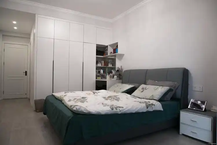 风卧室衣柜卧室现代简约138m05三居设计图片赏析--土巴兔装修效果图