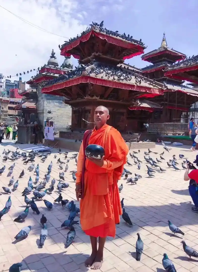 在尼泊尔碰上化缘的僧人眼睛看不见,但是能讲出你今 - 抖音