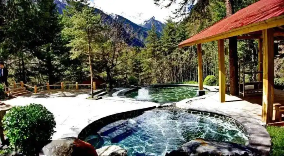 都江堰灵岩山 灵岩山是一个爬山观水的好去处,它与玉垒山相邻,从灵岩