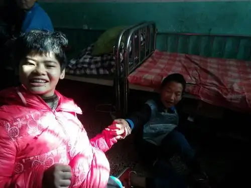 看看这些孤儿院的孩子们