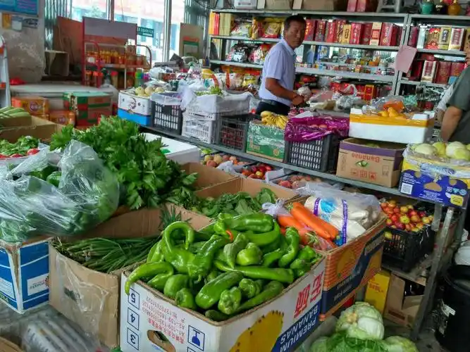 小镇里的小超市.主要是卖农副产品.