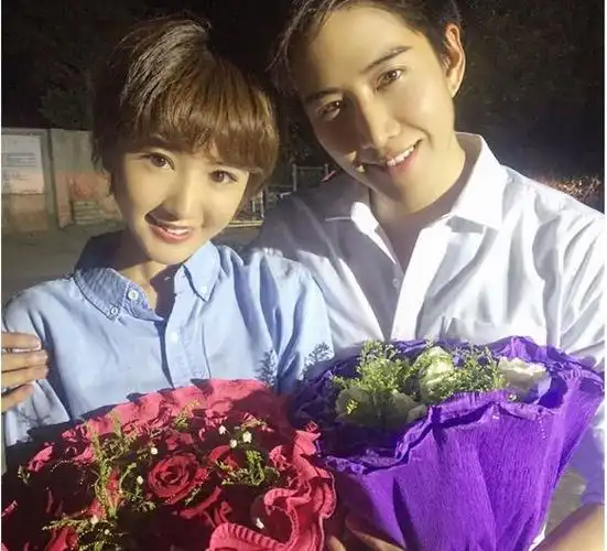 毛晓彤手捧玫瑰公布有"新恋情",当众对男友撒娇喂食