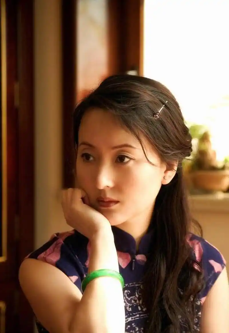 1988年,陈晓旭,一张罕见的生活照,仔细看大家就会发现,她的身上有股