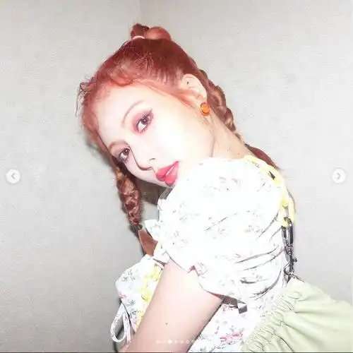 组图:泫雅穿碎花短裙配皮靴清新甜美 扎双麻花辫笑容俏皮可爱