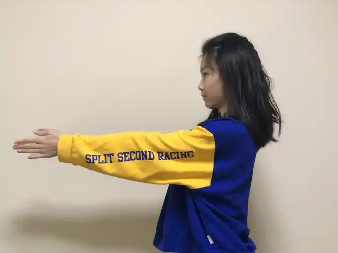 第一步:手臂水平前伸