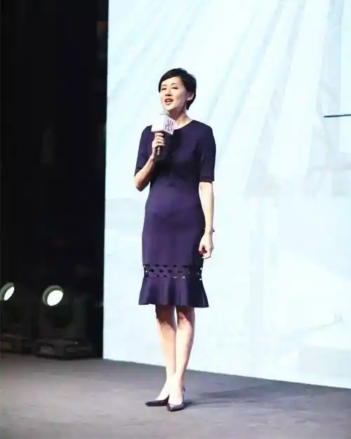 原创51岁王津元好年轻深蓝短裙身材太骨感从顶流主持人到百亿阔太