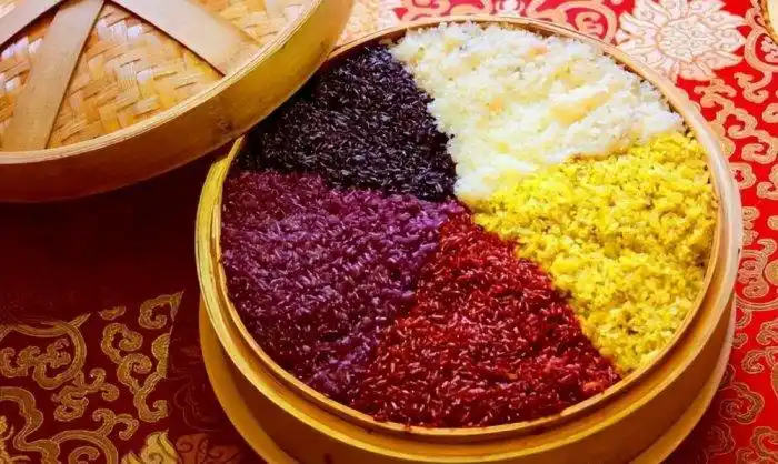 五色糯米饭是广西布依族,壮族等少数民族的一道传统风味小吃,也叫作乌