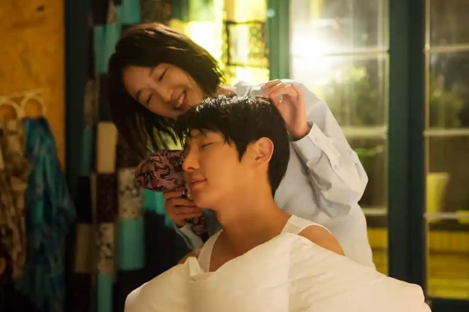 李准基酒量大喝倒导演 周冬雨献大银幕初吻