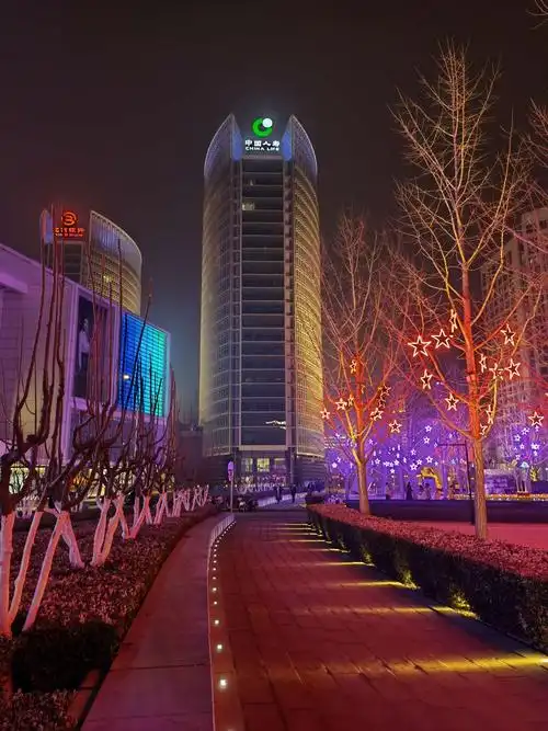 夜幕下的北京最有钱的一条街--金融街.