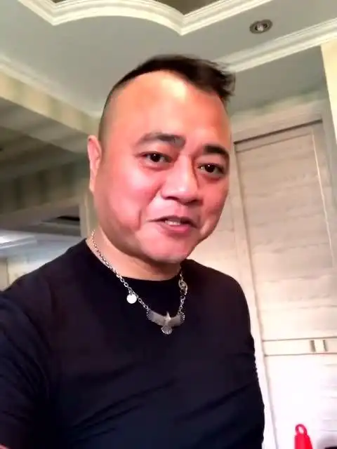 本山传媒副总裁张家豪的自拍他的晚饭,吃的都是这些呀!