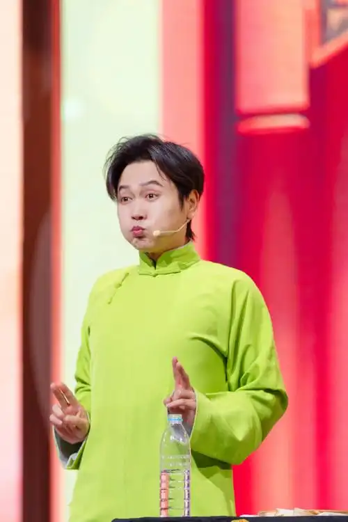 大褂真好看德云社相声专场##新春直播季#看@孟鹤堂口吐莲花