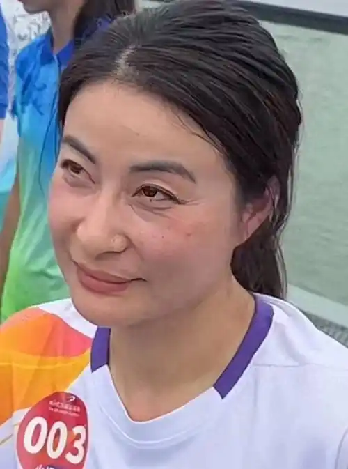 郭晶晶近照引争议!素颜出席活动太真实,皱纹,斑点,眼袋全暴露