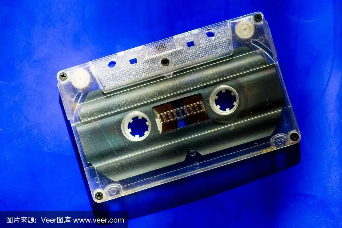 蓝色背景的小型盒式磁带.旧的盒式磁带