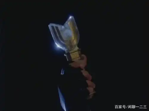 微凉的晚风中,他举起了手中的神光棒—— "闪光吧!