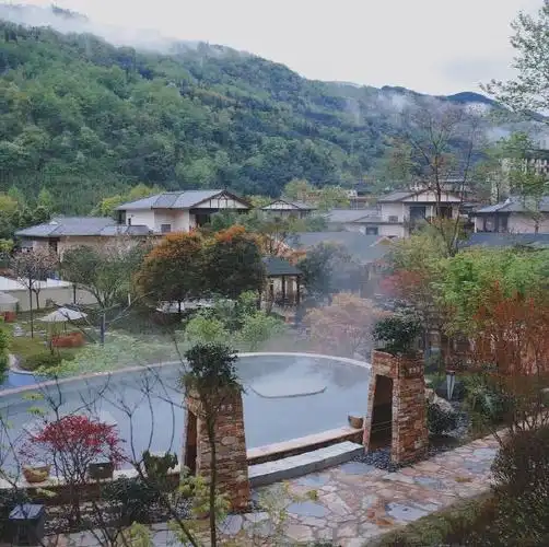 西岭雪山山麓的养生温泉酒店成都花水湾豪生温泉大酒店,坐落于成都市