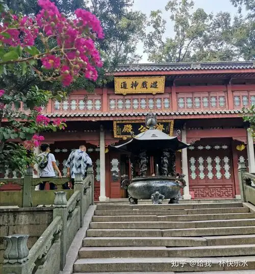 下飞来峰后,买票进灵隐寺,灵隐寺的佛像较大,有五百罗汉殿,济公殿