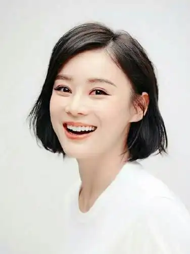 42岁大s尝试狗啃刘海短发,新发型可爱又俏皮,简直不要